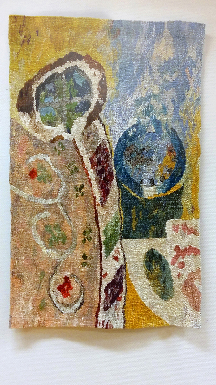 Textilväv med abstrakta och organiska former i gult, blått, vitt och rött.
