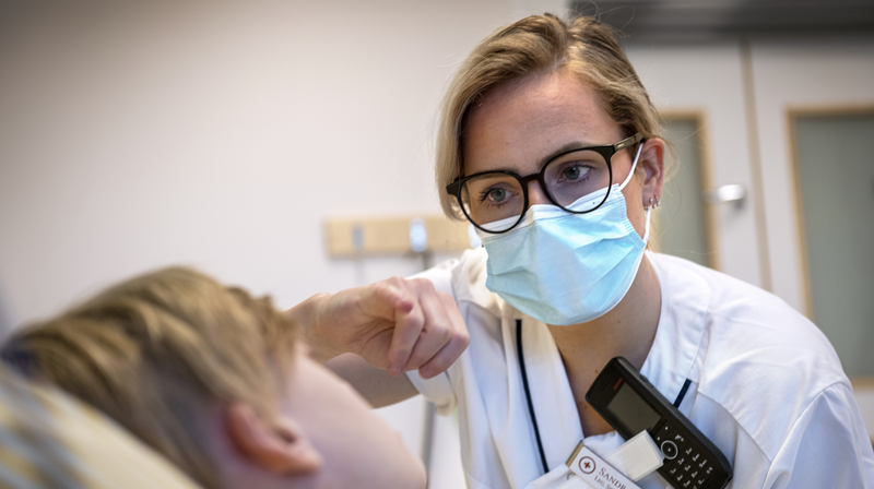 Sjuksköterska på Akutmottagningen Lindesberg undersöker pojke