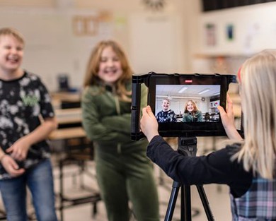 Barn filmar med iPads.På bild: Elion Repo och Olivia Sallmann blir filmade av Iris Lindström.