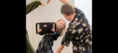 Barn filmar med iPads.På bild: Olivia Sallmann och Elion Repo blir filmade av Iris Lindström.