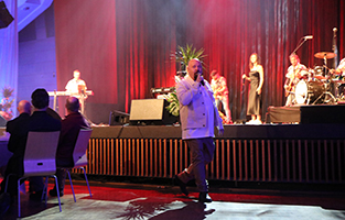 Anders Bagge på scenen och framför en sång.