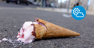 Glasstrut som ramlat på marken