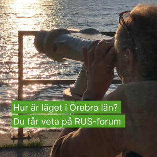 En kvinna spanar ut över vattnet med en kikare. Text i bilden: Hur är läget i Örebro län? Du får veta på RUS-forum