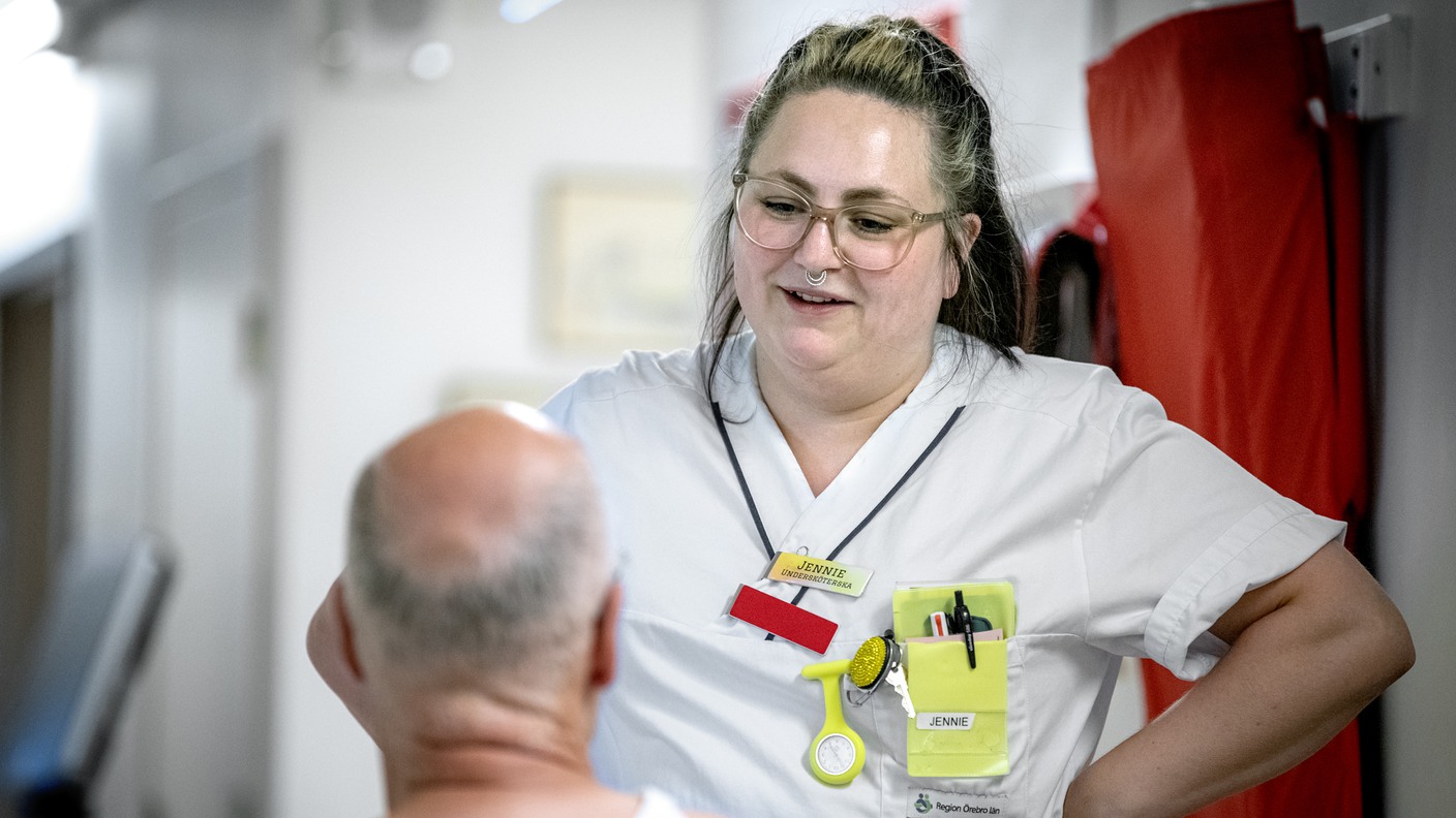 Undersköterska Jennie pratar med en manlig patient