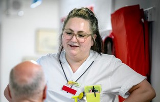 Undersköterskan Jennie pratar med patient
