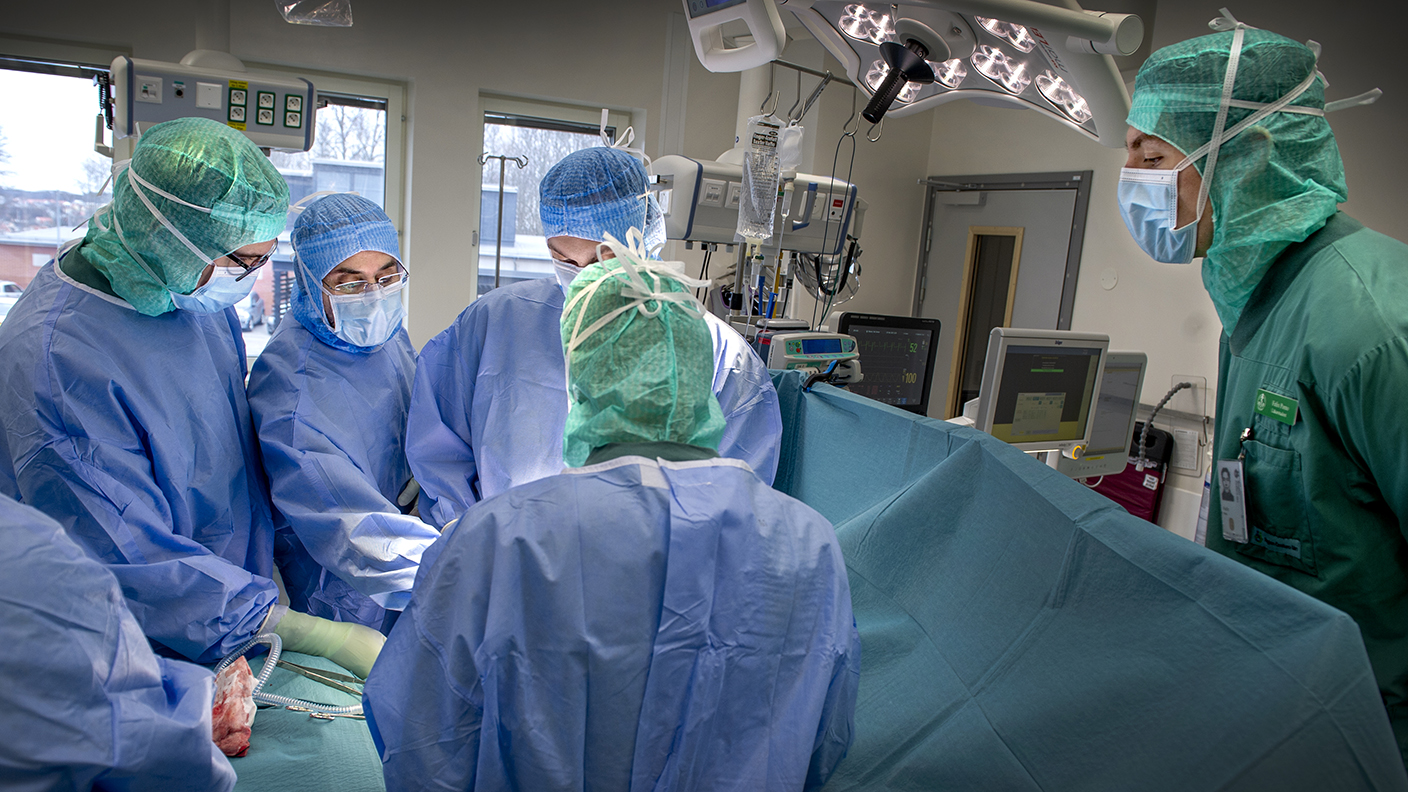 Tre läkare instrueras vid en bråckoperation på Karlskoga lasarett. 