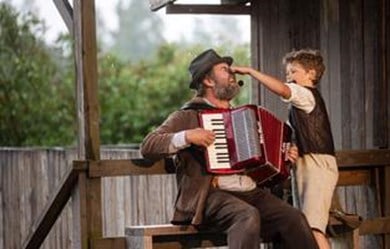 Rasmus på Luffen. På bild: Johan Gille (Luffaren) och Love Elf som Rasmus.Lerbäcks Teater, som startades 2004 av Johan och Jenny Gille, är en professionell teater med verksamhet året runt. På somrarna spelas fartfyllda och finurliga familjeföreställningar på Friluftsscenen och under resten av året spelar vi på vår inomhusscen ”Magasinet”. Där bjuds det på teater varvat med trerättersmiddag och dessa föreställningar riktar sig i första hand mot en vuxenpublik.