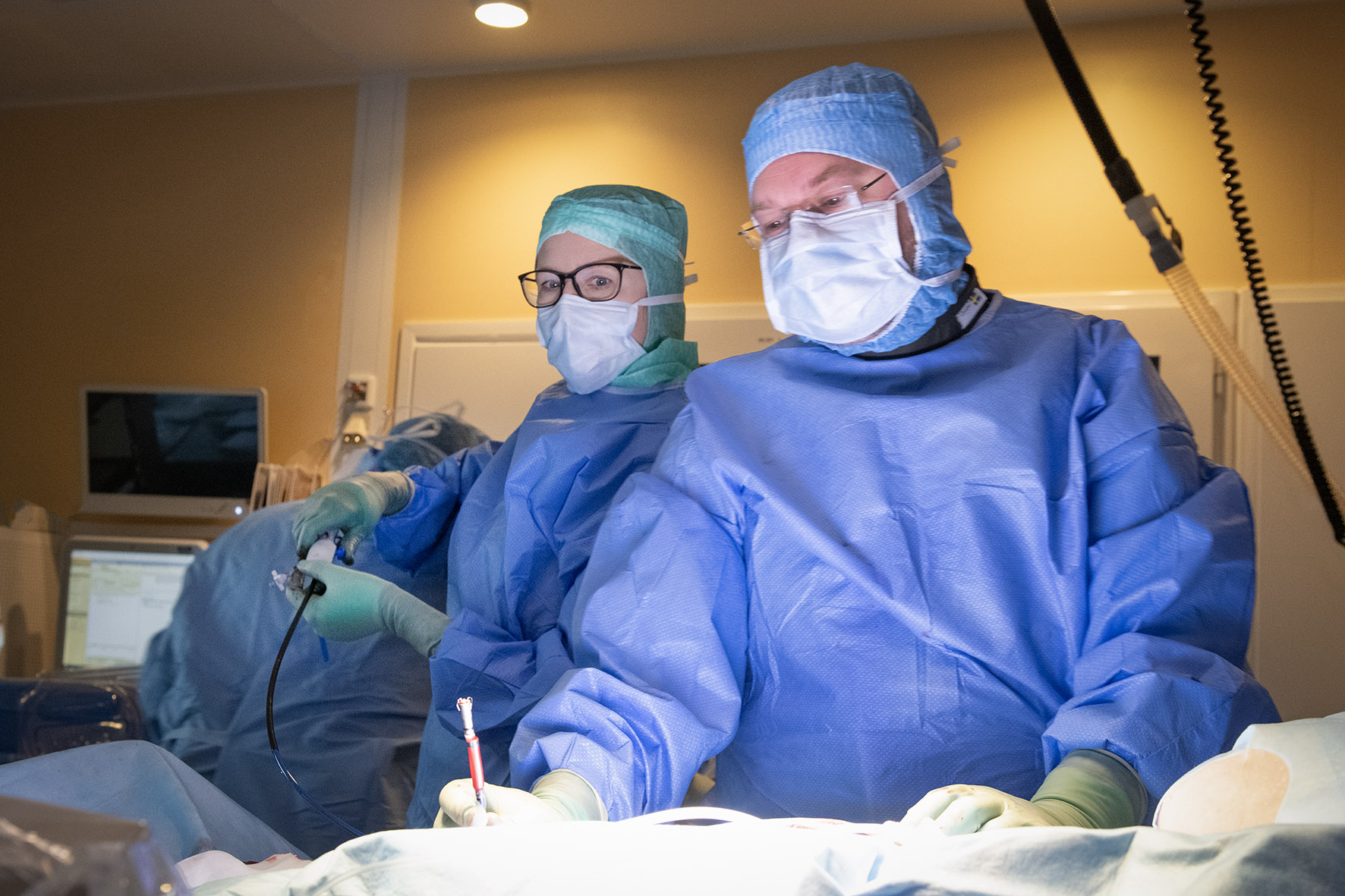 Bild från operation av inläggning av trådlös pacemaker vi Universitetssjukhuset Örebro