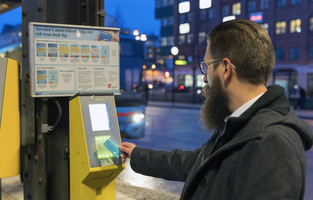 Resenär vid Örebro resecentrum som köper tågbiljett med Länstrafikens Resekort