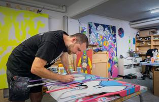 På bild Emil Öhlund.KonstBunkern. Ett gäng konstnärer som alla är baserade i Örebro. Har ateljéer och ett Galleri i lokaler på kyrkogatan 13. Inom gruppen har vi rötter i allt från streetart och graffiti till måleri, teckning och skulptur. Alla har sitt egna, unika uttryck och vi är en grupp med stor bredd.