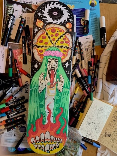Fotografi av skateboard med målad undersida. Seriestil. Pizza, eld, astronomi och en kvinna med utsträckt tunga.