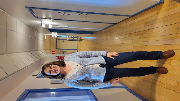 En kvinna står i en korridor.