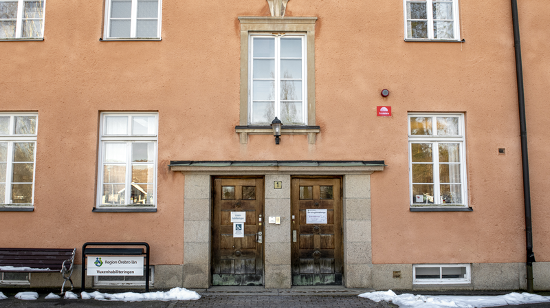 Vuxenhabiliteringens huvudentré i Hallsberg.