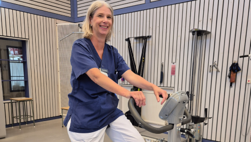Fysioterapeut på träningscykel