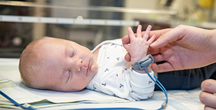 Nyfödd baby på undersökningsbord