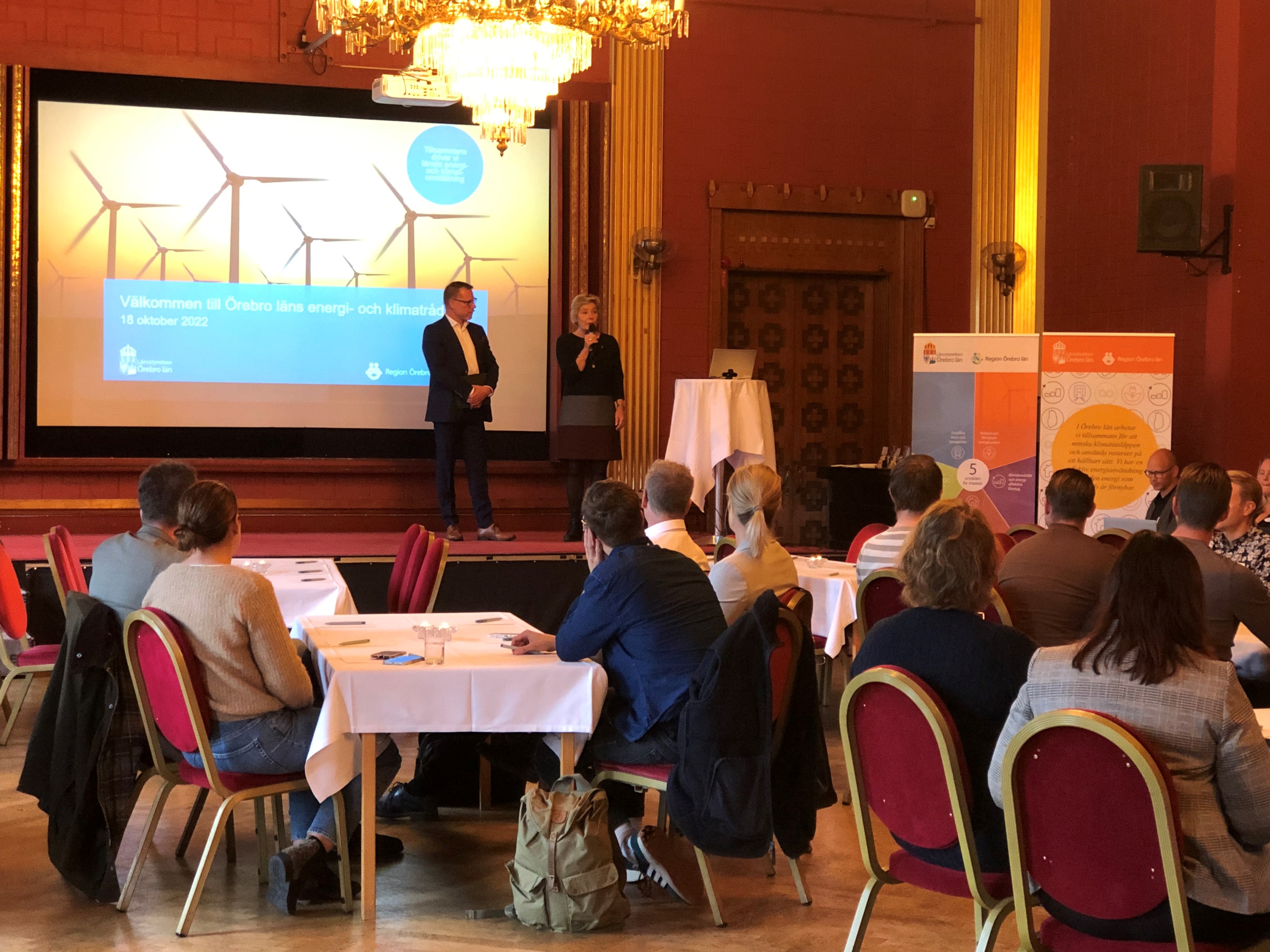 Andres Svahn (Region Örebro län) och Maria Larsson (landshövding) talar på Energi- och klimatrådets möte den 18 oktober.