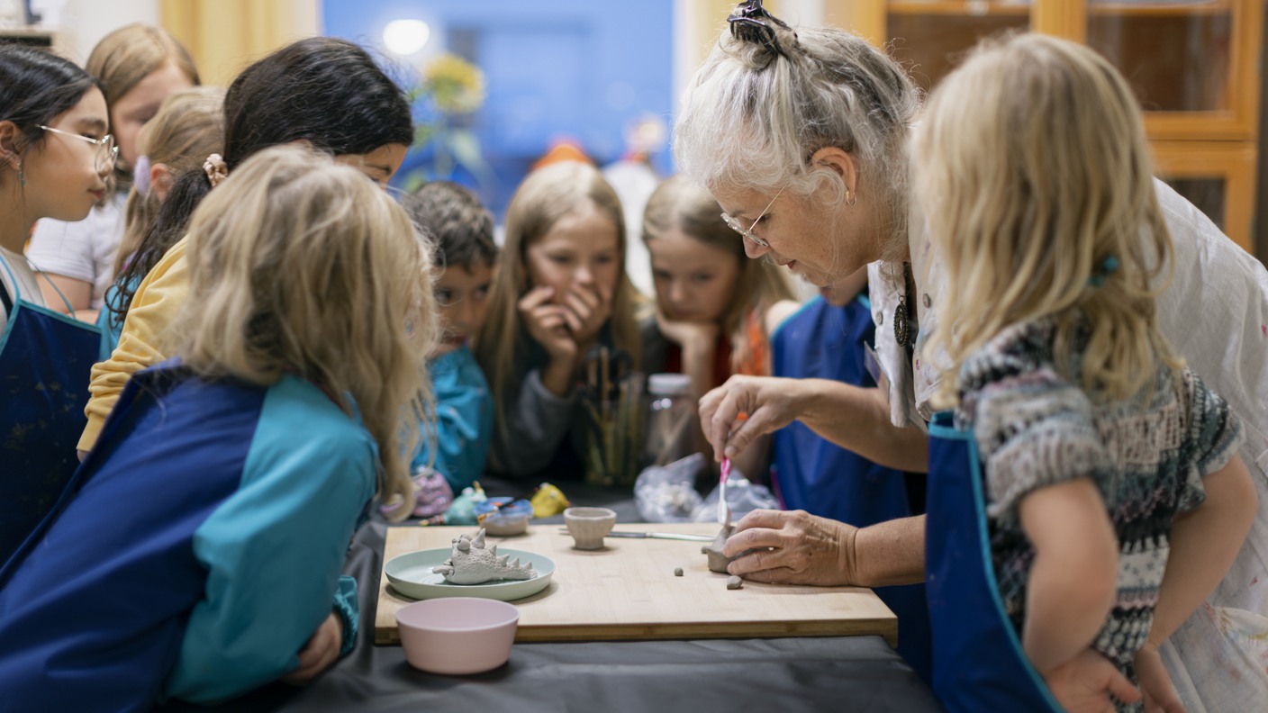 Färg och form på Kulturskolan i Nora. Lärare Maria Wangi Ibohm med sina elever.