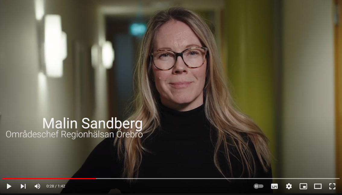 Porträtt av Malin Sandberg, områdeschef för Regionhälsan, med suddig bakgrund 