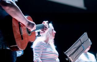 Kulturnatten i Örebro den 18:e november 2022. Grupp: The Shipwreck Haulers. Spelar shanties och sjömansvisor. Henrik Askroth med guitarr och Maria Askroth kör.