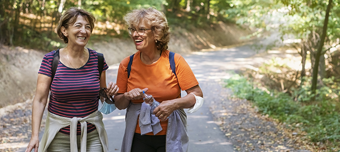 Två kvinnor på promenad