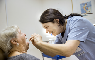 Äldre kvinna blir undersökt på Kopparbergs vårdcentral