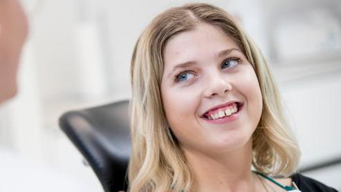 Flicka i tandläkarstol