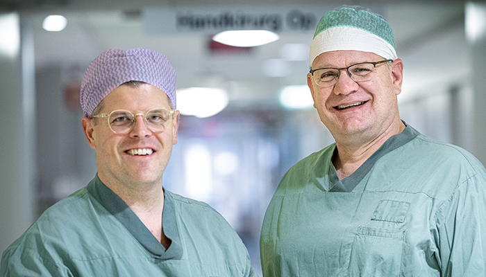 Simon Briland och Daniel Reiser i operationskläder.