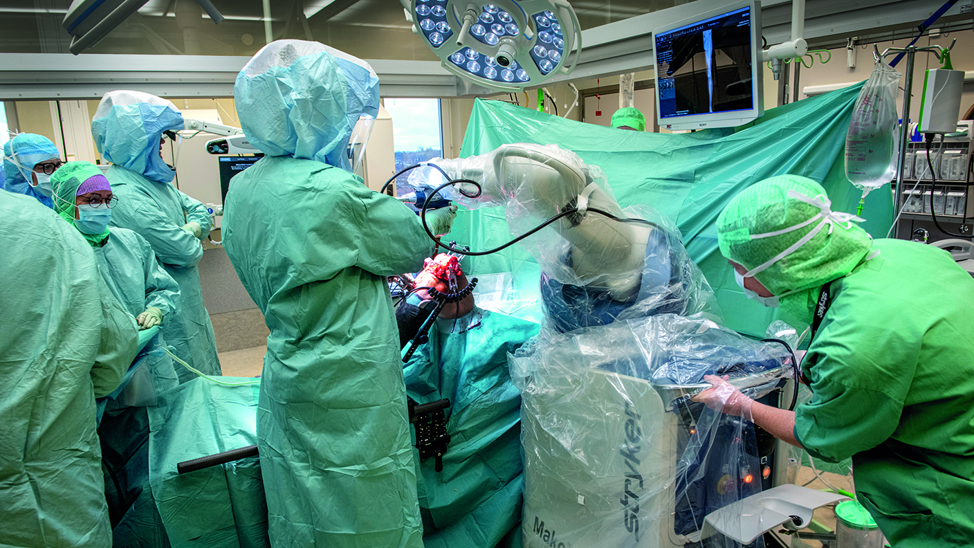 Sjukvårdspersonal som förbereder en operation.