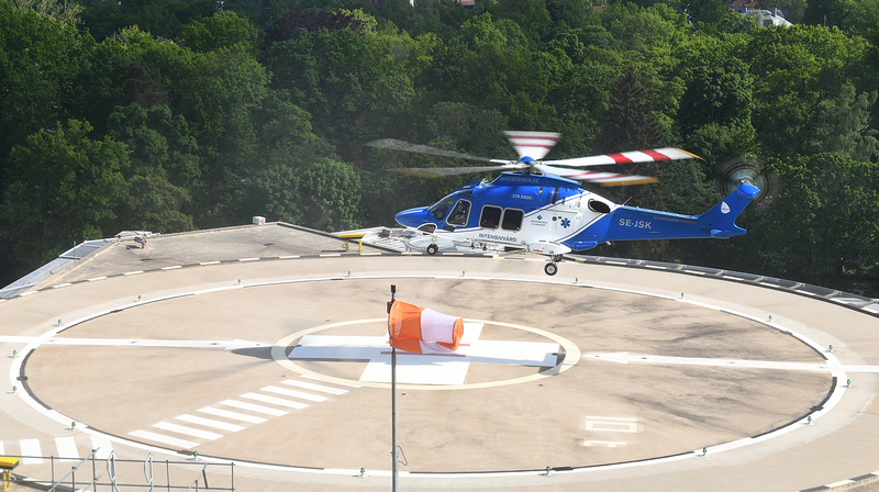 Helikopter landar på helikopterplattan USÖ