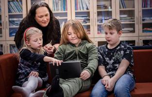 Barn filmar och redigerar med iPads. På bild: Barnen från vänster Iris Lindström, Olivia Sallmann Elion Repo. Lärare Linda Malm.