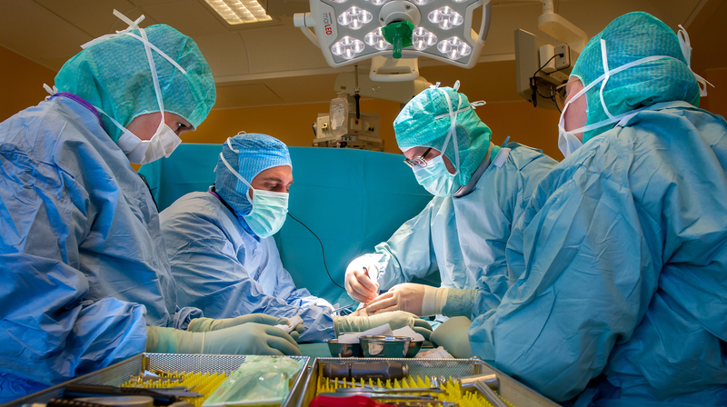 handkirurgoperation, flera operationsklädda människor