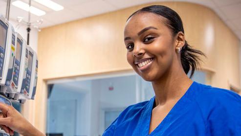 Kvinna står vid utrustning