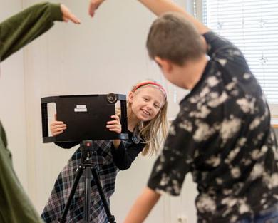 Barn filmar med iPads.På bild: Olivia Sallmann och Elion Repo blir filmade av Iris Lindström.