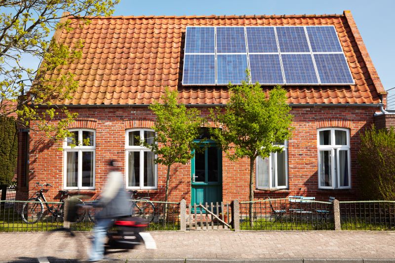 Ett äldre hus med solceller på taket