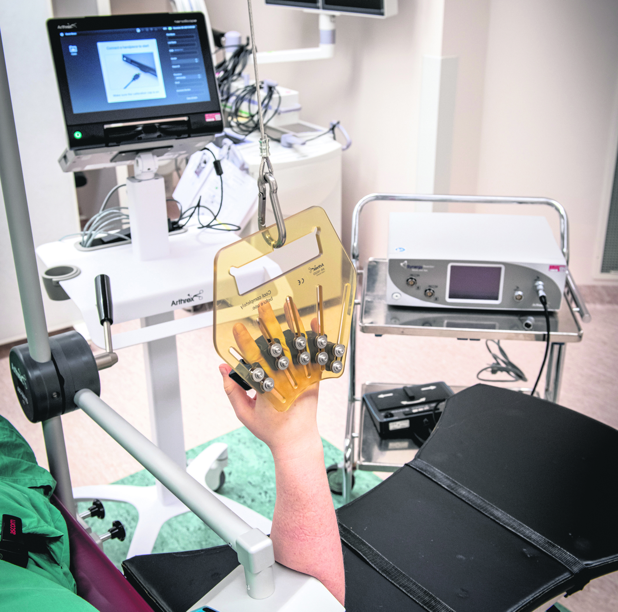 Patientens handled kopplas till en dator som visar bilderna på skärmen.
