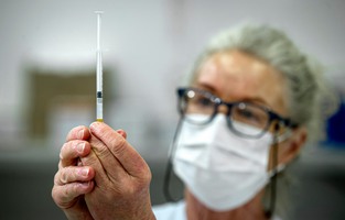 Sjuksköterska förbereder en vaccindos