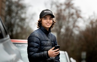 Ung kille med mobiltelefon
