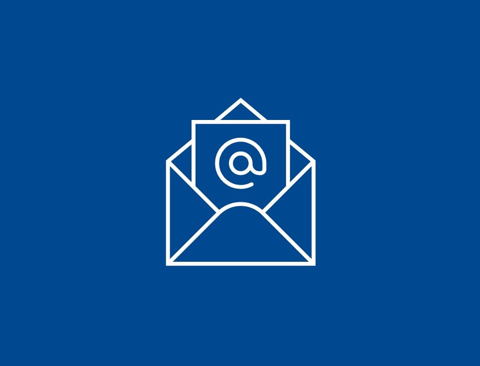 Vit ikon av ett brev med ett snabel-a mot blå bakgrund