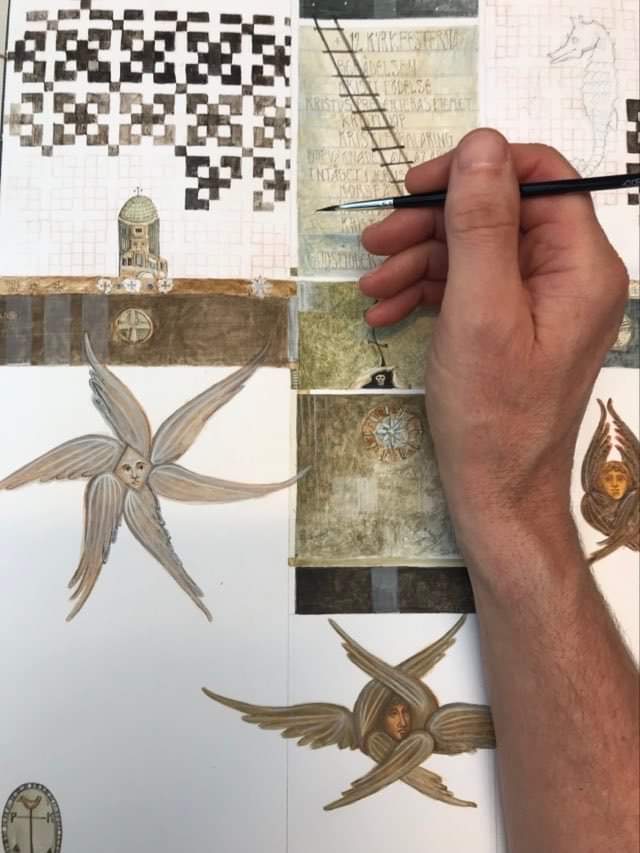 Fotografi av hand som håller på att måla med en tunn pensel. Motivet är grafiska mönster, ansikten omgivna av vingar och en stege.