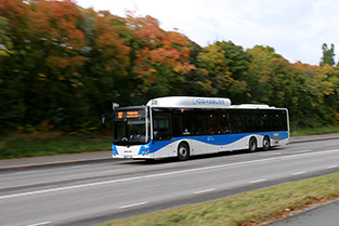 Biogasbuss på väg i Örebro. 