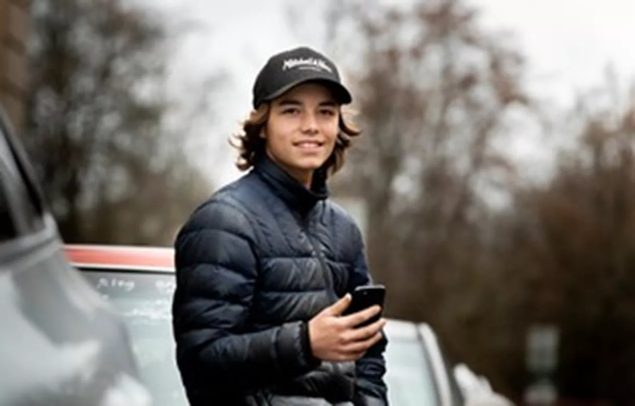 Ung kille med mobiltelefon