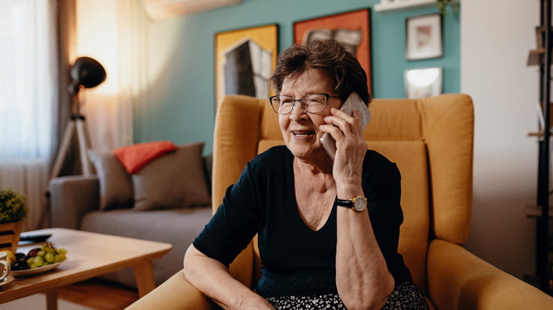Äldre kvinna pratar i telefon