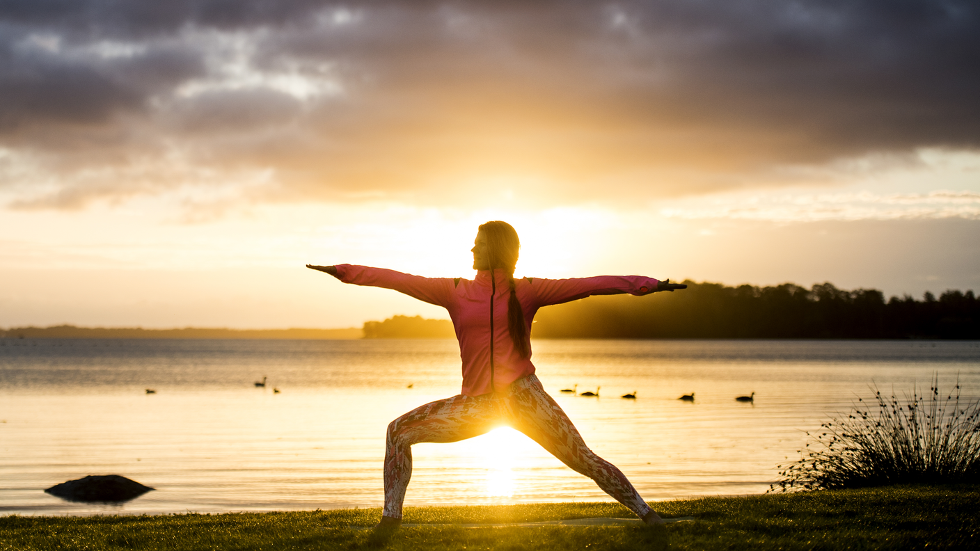 Person som utövar yoga utomhus