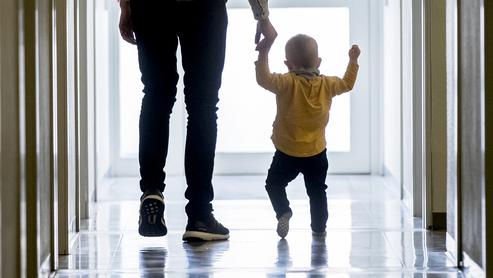 Pappa och barn i korridor, BVC, Skebäcks vårdcentral.