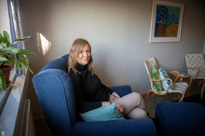 Cecilia Jakobsson i soffa på Familjerådgivningen i Örebro