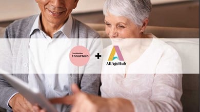 Två personer sitter i en soffa med en surfplatta.