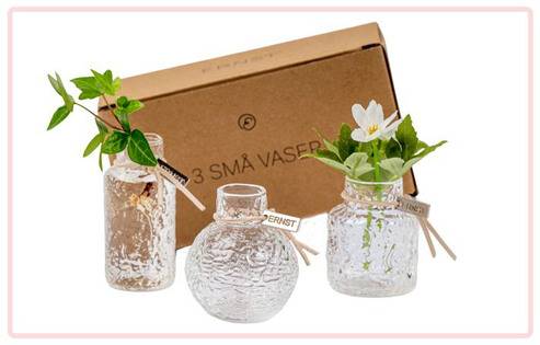 Tre små glasvaser ERNST. H6,3 cm / 7,5 cm/ 5,8 cm D5,5cm / 3,6 cm / 4,6 cm 