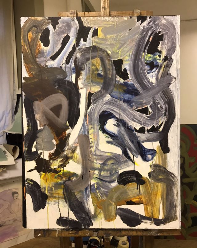 Fotografi av tavla på staffli. Abstrakt måleri med snabba penseldrag i svart, blått, vitt och gult.