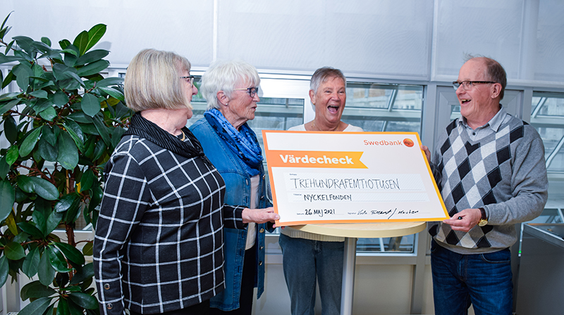 Viola Fallkvist, Ann-Louise Falk och Lisbeth Sunden från den ideella föreningen Café Knuten samt Bo Anderson, Nyckelfondens ordförande.