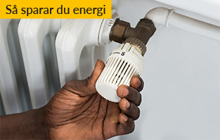 Ett element där en hand vrider termostaten neråt. Text: Så spar du energi.
